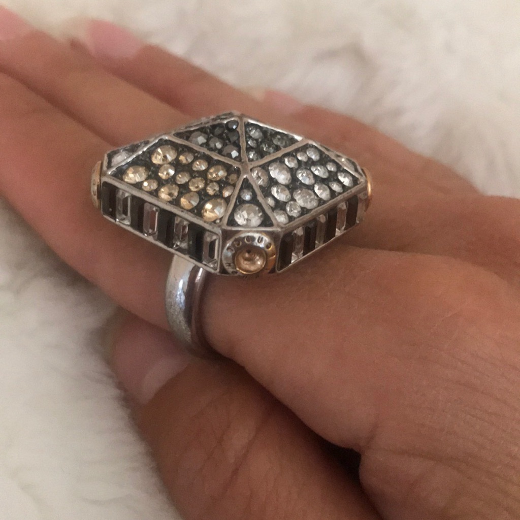 Henri Bendel Ring 100$